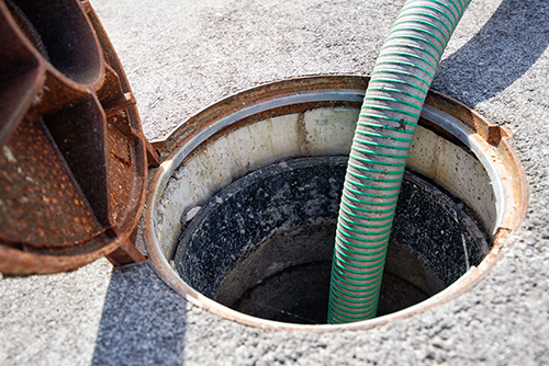 Septic tank hole with filtration pump